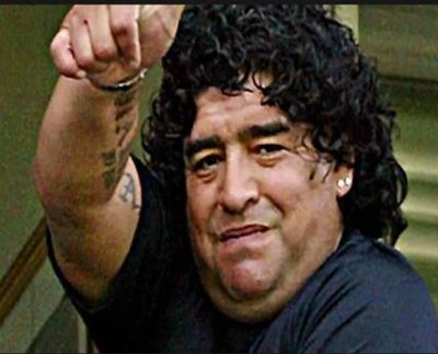 Ocho profesionales de la salud serán juzgados por la muerte del gran futbolista Diego Maradona en 2020, dictaminó un tribunal argentino.