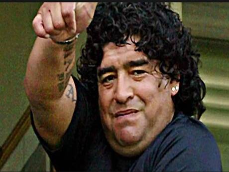 Ocho profesionales de la salud serán juzgados por la muerte del gran futbolista Diego Maradona en 2020, dictaminó un tribunal argentino.