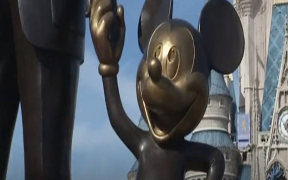 Disney demandó al gobernador de Florida Ron DeSantis, por la toma de control de su distrito de parques temáticos por parte del republicano, alegando que el gobernador emprendió una “campaña dirigida de represalias del gobierno” después de que la compañía se opusiera a una ley que los críticos llaman “ No Digas gay.