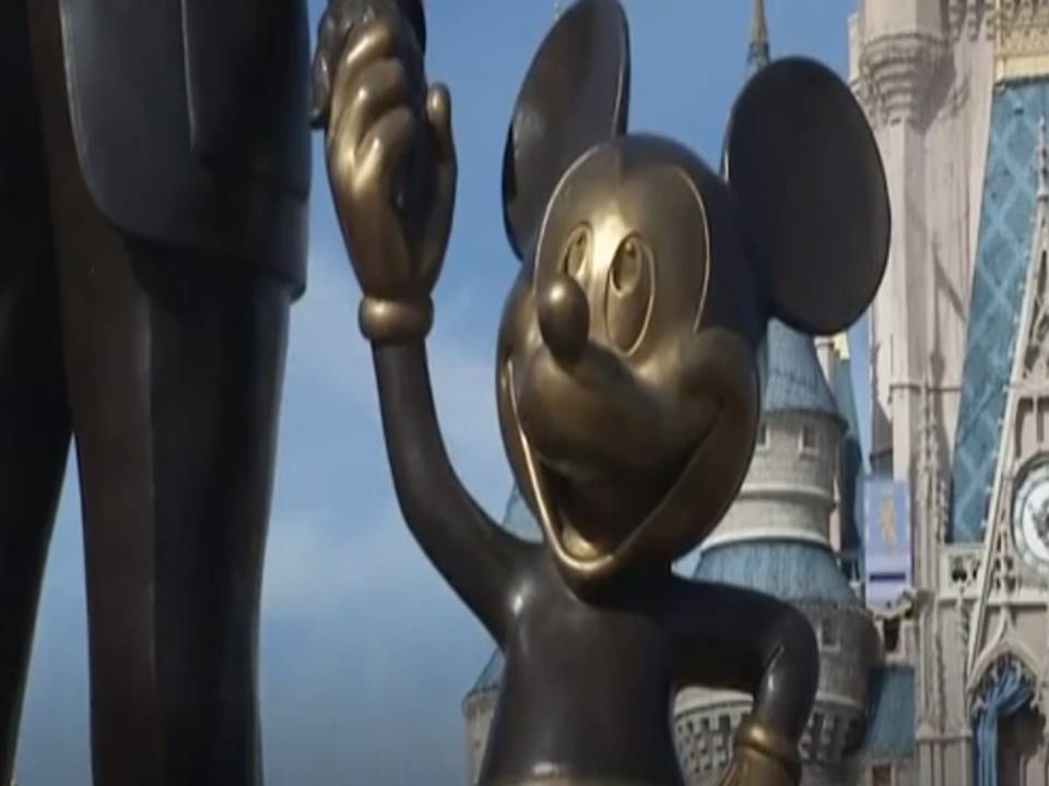Disney demandó al gobernador de Florida Ron DeSantis, por la toma de control de su distrito de parques temáticos por parte del republicano, alegando que el gobernador emprendió una “campaña dirigida de represalias del gobierno” después de que la compañía se opusiera a una ley que los críticos llaman “ No Digas gay.