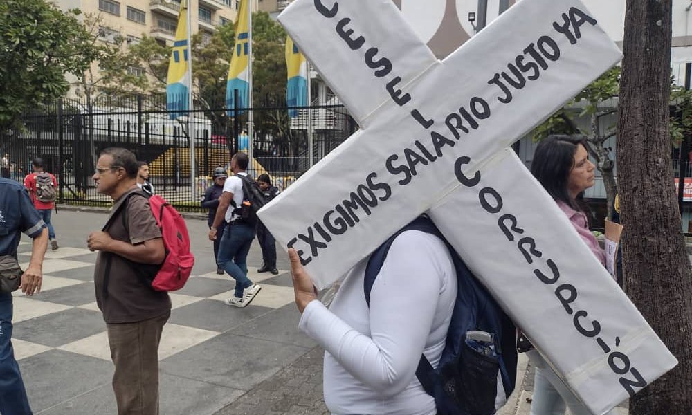en Venezuela, la devaluación del bolívar con respecto al dólar, disminuye paulatinamente el valor del salario mínimo decretado por el gobierno, razón por la que los docentes se niegan a continuar dando clases ya que el salario que perciben no les alcanza ni para el transporte a los centros de trabajo.