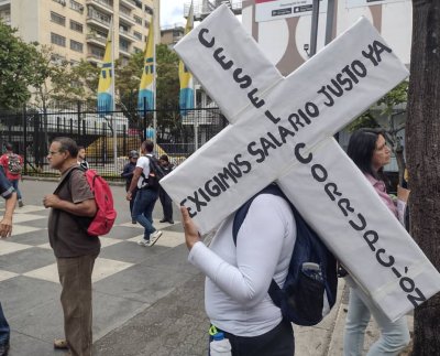 en Venezuela, la devaluación del bolívar con respecto al dólar, disminuye paulatinamente el valor del salario mínimo decretado por el gobierno, razón por la que los docentes se niegan a continuar dando clases ya que el salario que perciben no les alcanza ni para el transporte a los centros de trabajo.