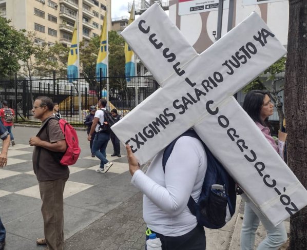 en Venezuela, la devaluación del bolívar con respecto al dólar, disminuye paulatinamente el valor del salario mínimo decretado por el gobierno, razón por la que los docentes se niegan a continuar dando clases ya que el salario que perciben no les alcanza ni para el transporte a los centros de trabajo.