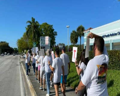 un grupo de residentes de la ciudad de Doral realizaron una caminata pacífica el pasado sábado 22 de abril, en protesta contra el funcionamiento del incinerador de desechos Covanta, ya que consideran que es un foco de contaminación ambiental y exigen que no sea instalado en la localidad nuevamente.
