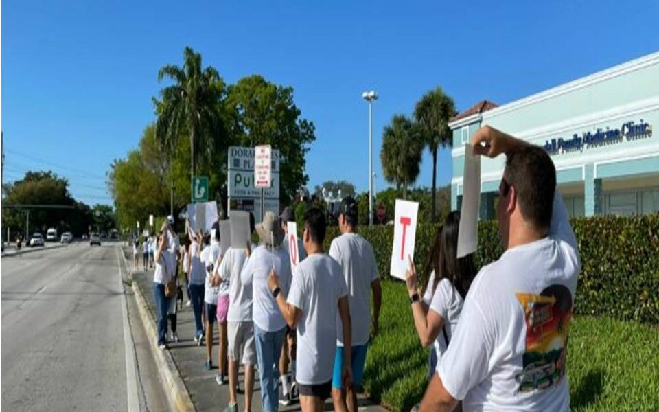 un grupo de residentes de la ciudad de Doral realizaron una caminata pacífica el pasado sábado 22 de abril, en protesta contra el funcionamiento del incinerador de desechos Covanta, ya que consideran que es un foco de contaminación ambiental y exigen que no sea instalado en la localidad nuevamente.