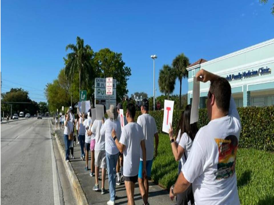 un grupo de residentes de la ciudad de Doral realizaron una caminata pacífica el pasado sábado 22 de abril, en protesta contra el funcionamiento del incinerador de desechos Covanta, ya que consideran que es un foco de contaminación ambiental y exigen que no sea instalado en la localidad nuevamente.