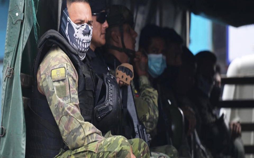 Seis presos fueron encontrados ahorcados en una cárcel de Guayaquil, la ciudad más golpeada por las matanzas carcelarias en Ecuador a causa de pugnas del narcotráfico.