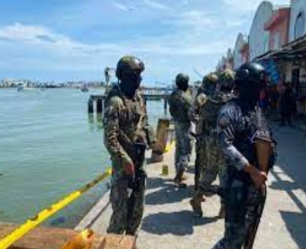 Nueve personas muertas y un número indeterminado de heridos se registró en un puerto pesquero del municipio de Esmeraldas, la capital de la provincia del mismo nombre, en el noroeste de Ecuador y fronteriza con Colombia, según confirmó la Fiscalía del Estado.