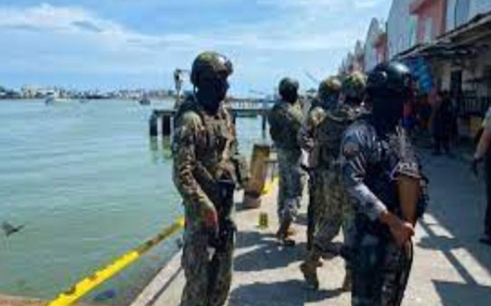 Nueve personas muertas y un número indeterminado de heridos se registró en un puerto pesquero del municipio de Esmeraldas, la capital de la provincia del mismo nombre, en el noroeste de Ecuador y fronteriza con Colombia, según confirmó la Fiscalía del Estado.