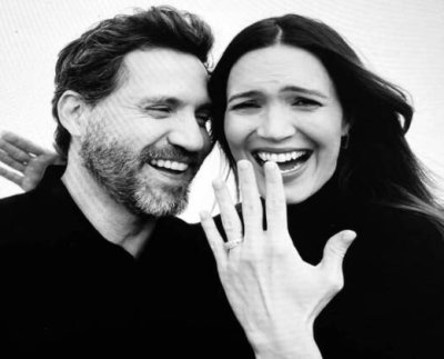 El actor venezolano Edgar Ramírez publicó una fotografía junto a la actriz estadounidense, Mandy Moore, quien se veía muy sonriente haciendo alarde de su anillo de compromiso, lo que causó intriga entre los seguidores que afirmaron que ambos tenían más que una relación laboral.
