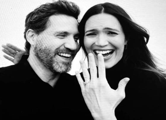 El actor venezolano Edgar Ramírez publicó una fotografía junto a la actriz estadounidense, Mandy Moore, quien se veía muy sonriente haciendo alarde de su anillo de compromiso, lo que causó intriga entre los seguidores que afirmaron que ambos tenían más que una relación laboral.