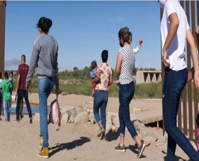 Los migrantes que entren en Estados Unidos sin autorización legal serán evaluados por agentes de asilo mientras estén bajo custodia, como parte de un experimento limitado que les dará acceso a asesoría legal, informó el Departamento de Seguridad Nacional .