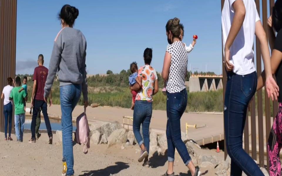 Los migrantes que entren en Estados Unidos sin autorización legal serán evaluados por agentes de asilo mientras estén bajo custodia, como parte de un experimento limitado que les dará acceso a asesoría legal, informó el Departamento de Seguridad Nacional .