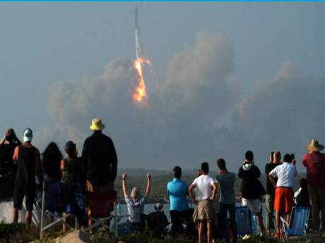 A los cuatro minutos de haber despegado, durante su primer vuelo de prueba, la nave espacial Starship de la compañía SpaceX explotó en el aire.