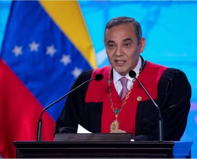 Moreno es actualmente un fugitivo como parte de una investigación del Servicio de Inmigración y Control de Aduanas de los Estados Unidos. Fue acusado por delitos contra ese país, lavado de dinero y participación en transacciones financieras sospechosas. EEUU ha anunciado públicamente una recompensa de 5 millones de dólares por su arresto.