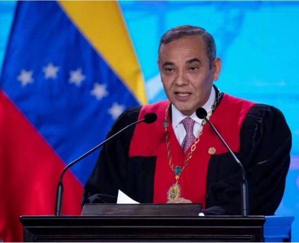 Moreno es actualmente un fugitivo como parte de una investigación del Servicio de Inmigración y Control de Aduanas de los Estados Unidos. Fue acusado por delitos contra ese país, lavado de dinero y participación en transacciones financieras sospechosas. EEUU ha anunciado públicamente una recompensa de 5 millones de dólares por su arresto.