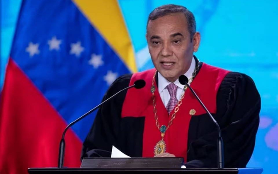 Moreno es actualmente un fugitivo como parte de una investigación del Servicio de Inmigración y Control de Aduanas de los Estados Unidos. Fue acusado por delitos contra ese país, lavado de dinero y participación en transacciones financieras sospechosas. EEUU ha anunciado públicamente una recompensa de 5 millones de dólares por su arresto.