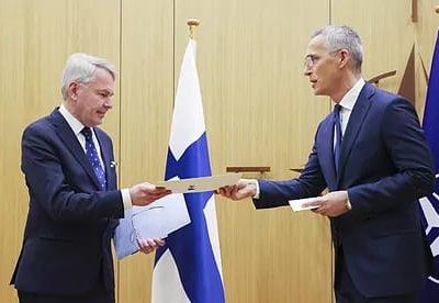 Finlandia logró su ingreso a la Organización del Tratado del Atlántico Norte ( OTAN), poniendo fin a casi 80 años de neutralidad militar, impuesta en principio por Rusia y posteriormente como política voluntaria.