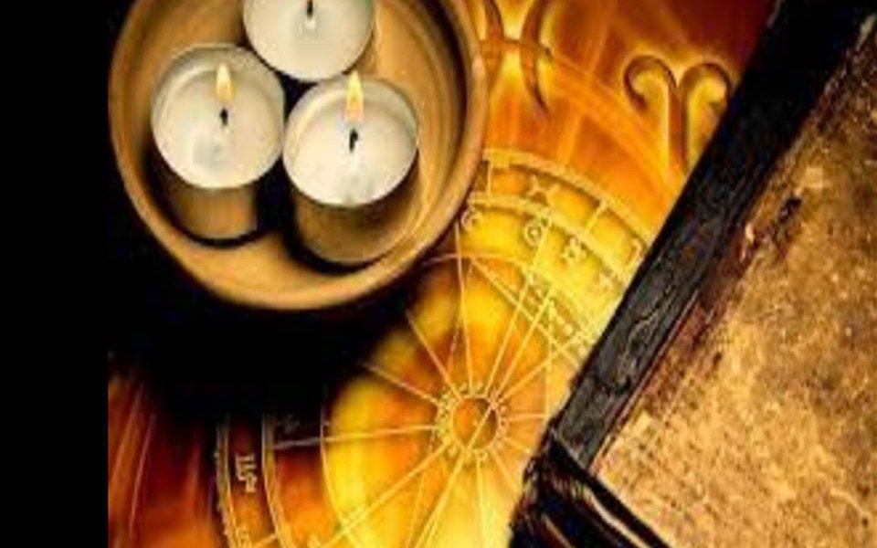 En el cielo tenemos la temporada ariana, que es el tránsito del Sol en el signo de Aries y en este signo tenemos varios planetas interesantes, como es el caso de Júpiter, que es un planeta vigorizante con todo lo que toca y le da un empuje de alegría y optimismo. Por otro lado, está un pequeño planeta pequeño que se hace sentir, porque es a este al que se le atribuye el dolor, causando una herida en el signo y casa en el que se encuentre.