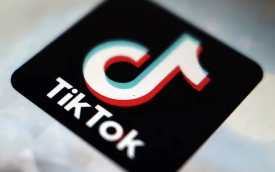 “Hacemos grandes inversiones para mantener a los menores de 13 años fuera de la plataforma y nuestro equipo de seguridad de 40.000 empleados trabaja las 24 horas para garantizar la seguridad de la plataforma para nuestra comunidad”, dijo TikTok en un comunicado. “Seguimos revisando la decisión y estudiando los próximos pasos”.
