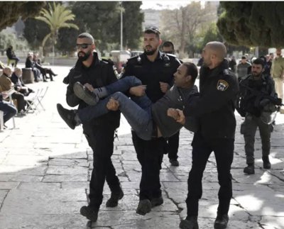 En la Cisjordania ocupada, el liderazgo palestino condenó el ataque a los fieles. Nabil Abu Rudeineh, portavoz del presidente palestino, Mahmud Abás, advirtió a Israel que estos actos “cruzan todas las líneas rojas y llevarán a una gran explosión”.