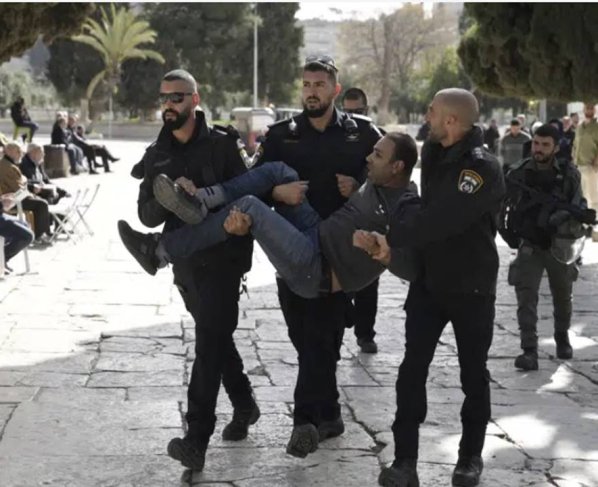 En la Cisjordania ocupada, el liderazgo palestino condenó el ataque a los fieles. Nabil Abu Rudeineh, portavoz del presidente palestino, Mahmud Abás, advirtió a Israel que estos actos “cruzan todas las líneas rojas y llevarán a una gran explosión”.