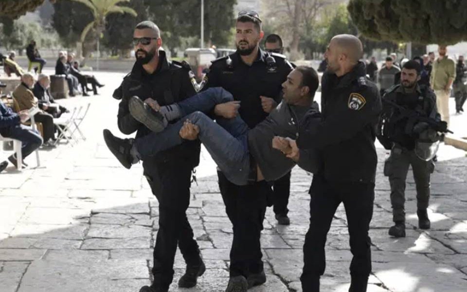 En la Cisjordania ocupada, el liderazgo palestino condenó el ataque a los fieles. Nabil Abu Rudeineh, portavoz del presidente palestino, Mahmud Abás, advirtió a Israel que estos actos “cruzan todas las líneas rojas y llevarán a una gran explosión”.