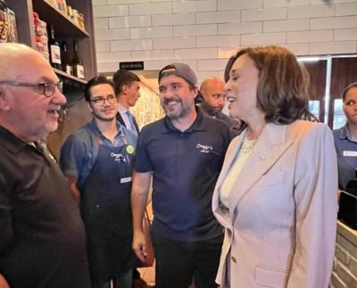 Harris llegó junto a su equipo, en donde fue recibida por Giovanni Esteves, fundador del restaurante. Tan pronto entró al lugar, la vicepresidente le señaló que había leído mucho sobre las arepas del lugar y que había llegado la hora de probarlas.