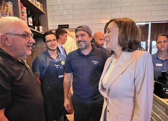 Harris llegó junto a su equipo, en donde fue recibida por Giovanni Esteves, fundador del restaurante. Tan pronto entró al lugar, la vicepresidente le señaló que había leído mucho sobre las arepas del lugar y que había llegado la hora de probarlas.