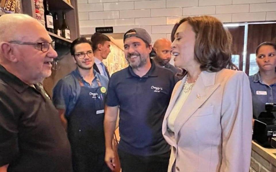 Harris llegó junto a su equipo, en donde fue recibida por Giovanni Esteves, fundador del restaurante. Tan pronto entró al lugar, la vicepresidente le señaló que había leído mucho sobre las arepas del lugar y que había llegado la hora de probarlas.
