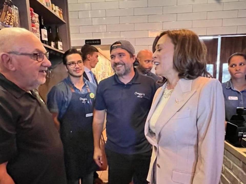 Harris llegó junto a su equipo, en donde fue recibida por Giovanni Esteves, fundador del restaurante. Tan pronto entró al lugar, la vicepresidente le señaló que había leído mucho sobre las arepas del lugar y que había llegado la hora de probarlas.