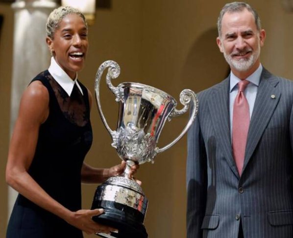 Los reyes de España, Felipe VI y Letizia, entregaron los Premios Nacionales del Deporte correspondientes al año 2021, ceremonia en la cual fue galardonada la atleta venezolana Yulimar Rojas con el Trofeo Comunidad Iberoamericana.