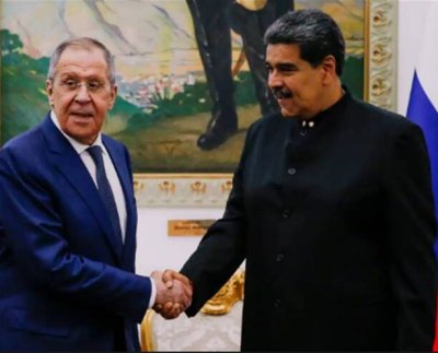 Rusia y Venezuela revisaron algunos de sus cientos de acuerdos bilaterales que cubren los sectores financiero, energético, agrícola y otros, durante discusiones entre sus principales diplomáticos y otros funcionarios de alto nivel el martes en el país sudamericano.