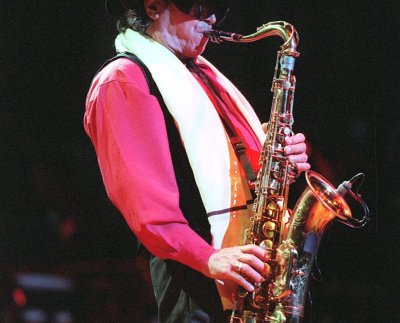 Sufriendo de neumonía y con varios problemas de salud, Leandro Gato Barbieri murió el 2 de abril de 2016, a los 83 años, en un hospital de New York, donde residió durante cuatro décadas dejando una larguísima y muy variada discografía.