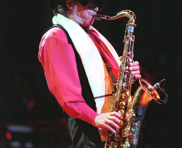 Sufriendo de neumonía y con varios problemas de salud, Leandro Gato Barbieri murió el 2 de abril de 2016, a los 83 años, en un hospital de New York, donde residió durante cuatro décadas dejando una larguísima y muy variada discografía.