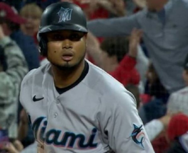 El venezolano Luis Arráez se convirtió en el primer jugador en la historia de los Marlins en batear para el ciclo, liderando de esta manera el triunfo del equipo de Miami por 4-8 sobre los Filis de Filadelfia.