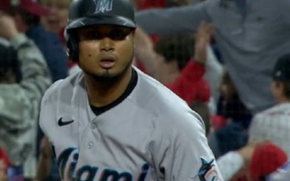 El venezolano Luis Arráez se convirtió en el primer jugador en la historia de los Marlins en batear para el ciclo, liderando de esta manera el triunfo del equipo de Miami por 4-8 sobre los Filis de Filadelfia.