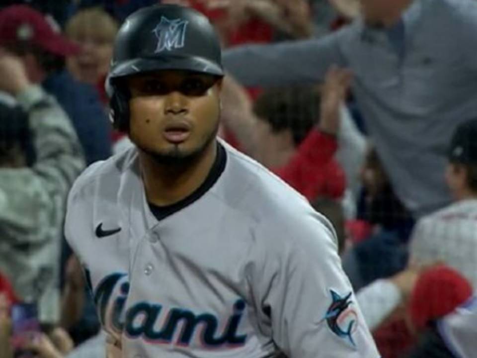 El venezolano Luis Arráez se convirtió en el primer jugador en la historia de los Marlins en batear para el ciclo, liderando de esta manera el triunfo del equipo de Miami por 4-8 sobre los Filis de Filadelfia.