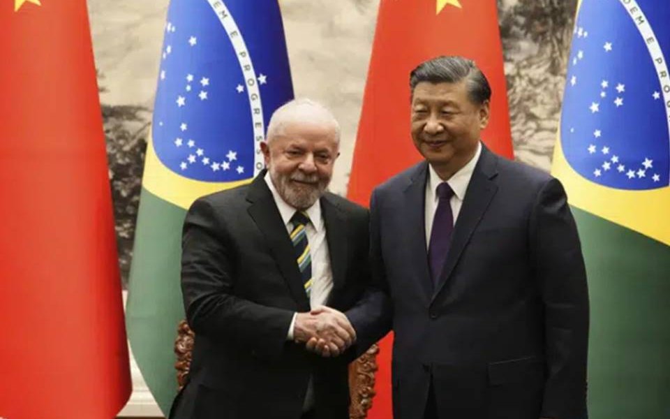 El líder chino, Xi Jinping se reunió con el presidente de Brasil, Luiz Inácio Lula da Silva, como parte de su visita para impulsar los lazos entre las dos naciones.
