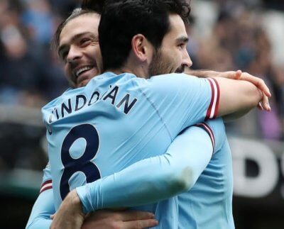 La victoria dejó a Manchester City con 64 puntos y a ocho de Arsenal, aunque con un encuentro menos que el líder, cuando faltan nueve jornadas para el final de la temporada. En la otra vereda, Liverpool tiene 42 unidades y por el momento está fuera de todas las competencias europeas.