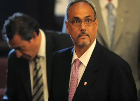 El ex directivo peruano es acusado de participar de actos de soborno durante la etapa en la que fue presidente de la FPF. Desde ahora no podrá involucrarse nunca más en actividades relacionadas al fútbol y deberá pagar una multa de un millón de francos suizos.