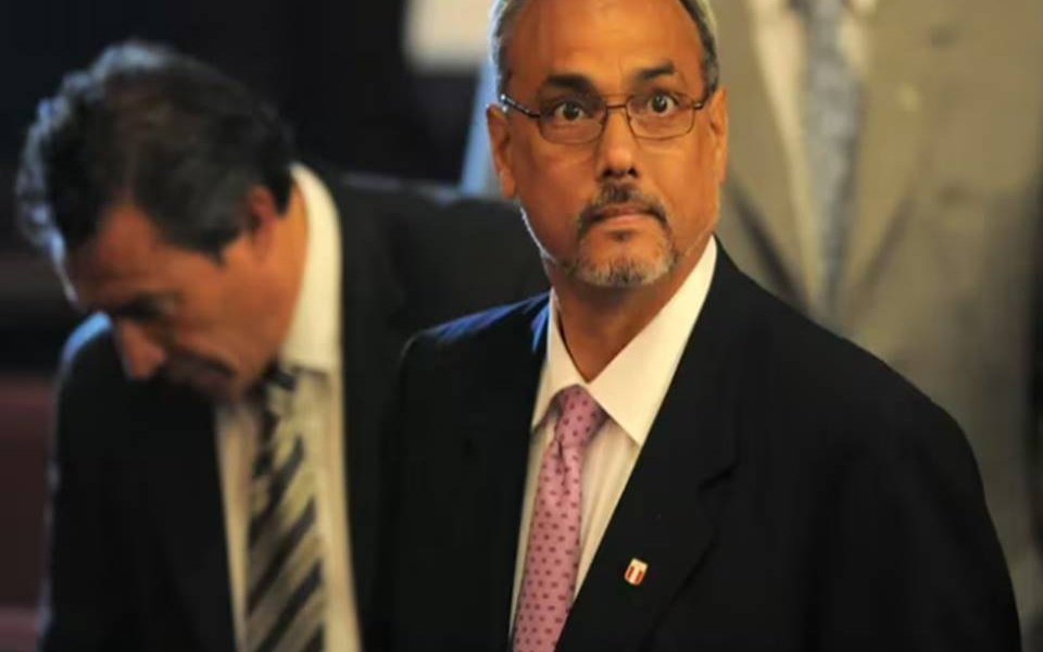 El ex directivo peruano es acusado de participar de actos de soborno durante la etapa en la que fue presidente de la FPF. Desde ahora no podrá involucrarse nunca más en actividades relacionadas al fútbol y deberá pagar una multa de un millón de francos suizos.