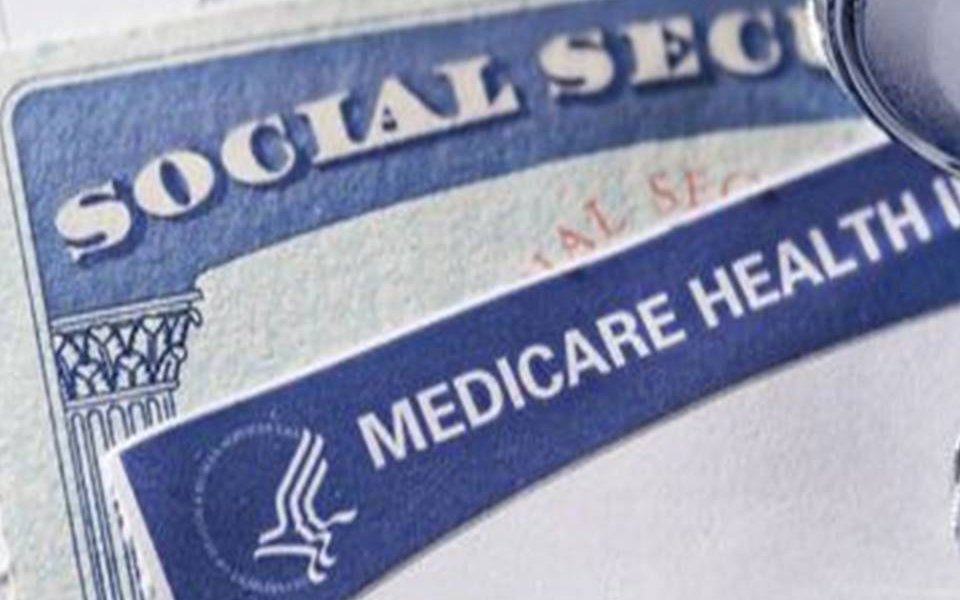 La mayoría de los adultos estadounidenses se opone a las propuestas que reducirán las prestaciones del Medicare o del Seguro Social y la mayoría apoya aumentar los impuestos a las personas con los ingresos más altos a fin de que el Medicare siga funcionando como hasta ahora.