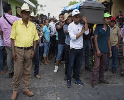 El jefe de inmigración de México enfrentará cargos penales por el incendio en que murieron 40 migrantes en un centro de detención el mes pasado, pero el presidente Andrés Manuel López Obrador dijo que no destituirá al funcionario conocido por su línea dura sobre la migración hacia el norte.