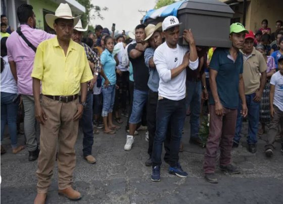 El jefe de inmigración de México enfrentará cargos penales por el incendio en que murieron 40 migrantes en un centro de detención el mes pasado, pero el presidente Andrés Manuel López Obrador dijo que no destituirá al funcionario conocido por su línea dura sobre la migración hacia el norte.