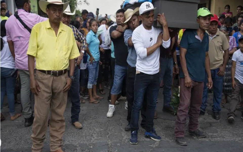 El jefe de inmigración de México enfrentará cargos penales por el incendio en que murieron 40 migrantes en un centro de detención el mes pasado, pero el presidente Andrés Manuel López Obrador dijo que no destituirá al funcionario conocido por su línea dura sobre la migración hacia el norte.
