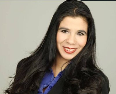 Astrofísica venezolana formará parte de la misión JUICE en Júpiter Miriam Rangel, astrofísica venezolana, formará parte de la misión JUICE que se encargará de investigar las características de habitabilidad de Júpiter, mediante distintos análisis que se efectuarán a través del Instrumento de Ondas Submilimétricas. La sonda JUICE, creada por científicos del instituto Max Planck -al cual pertenece Rangel-, partirá el 13 de abril a Júpiter, donde se realizarán estudios para determinar cuáles son las cualidades del mismo como planeta gasesoso, así como sus anillos y lunas. ¿Quién es Rangel? Rangel es una doctora en astrofísica que cuenta con estudios de pregrado en la Universidad Simón Bolívar (USB) y de postgrado en la Universidad de Los Andes (ULA), ambas instituciones de Venezuela. Su doctorado lo obtuvo tras prepararse en la Universidad Friedrich Schiller de Alemania. Antes de incursionar en el proyecto JUICE, la dama contribuyó con las misiones espaciales Hershel, Rosetta y Sentinel-6, que han servido para conocer detalles del sistema solar. La Agencia Espacial Europea (ESA) está a punto de lanzar su nuevo y ambicioso proyecto, con el que planea 'exprimir' cada detalle que escondan Júpiter y sus lunas. La misión Juice (Jupiter Icy Moons Explorer) será lanzada este jueves 13 de abril y tendrá un objetivo: buscar vida en las lunas Ganímedes, Calisto y Europa de Júpiter, además de en el propio planeta. Proyecto Juice Juice estudiará la posible habitabilidad de estos sistemas, así como la estructura general del gigante gaseoso. Sin embargo, tendremos que esperar hasta 2031 para su llegada, un viaje que comenzará con "una compleja secuencia de maniobras de asistencias gravitacionales" para impulsarse y ahorrar combustible, según detalló Alessandro Atzei, ingeniero de sistemas de cargas útiles de la ESA. En agosto de 2024, la sonda se acercará a la Tierra y a la Luna; en 2025, precisará de la 'ayuda' gravitacional de Venus para seguir su camino; por último, se acercará dos veces a la Tierra de nuevo entre 2026 y 2029. Estas maniobras no tienen margen de error, "tienen que ser precisas", según reconoció el propio Atzei. La sonda está acoplada al cohete Arianne 5, siendo lanzada desde el puerto espacial europeo de la Guayana Francesa. Ganímedes será el principal objetivo de la misión, siendo Juice la primera nave espacial en orbitar una luna distinta a la nuestra, estando previsto que su viaje acabe estrellándose allí una vez se quede sin combustible. Aunque el objetivo de la misión no es encontrar vida, sí se buscará entender la habitabilidad de esos sistemas, pudiendo haber océanos bajo la superficie.