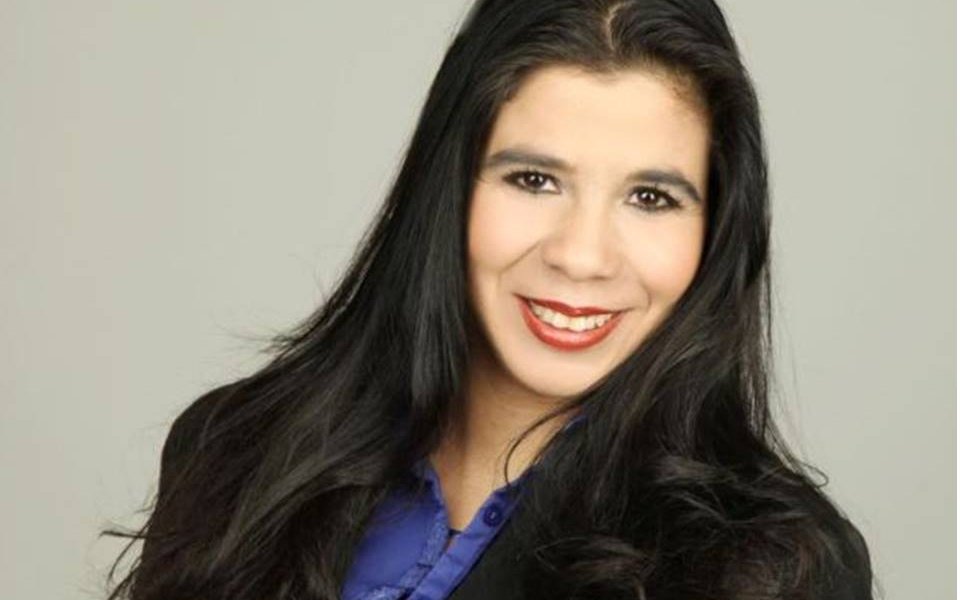 Astrofísica venezolana formará parte de la misión JUICE en Júpiter Miriam Rangel, astrofísica venezolana, formará parte de la misión JUICE que se encargará de investigar las características de habitabilidad de Júpiter, mediante distintos análisis que se efectuarán a través del Instrumento de Ondas Submilimétricas. La sonda JUICE, creada por científicos del instituto Max Planck -al cual pertenece Rangel-, partirá el 13 de abril a Júpiter, donde se realizarán estudios para determinar cuáles son las cualidades del mismo como planeta gasesoso, así como sus anillos y lunas. ¿Quién es Rangel? Rangel es una doctora en astrofísica que cuenta con estudios de pregrado en la Universidad Simón Bolívar (USB) y de postgrado en la Universidad de Los Andes (ULA), ambas instituciones de Venezuela. Su doctorado lo obtuvo tras prepararse en la Universidad Friedrich Schiller de Alemania. Antes de incursionar en el proyecto JUICE, la dama contribuyó con las misiones espaciales Hershel, Rosetta y Sentinel-6, que han servido para conocer detalles del sistema solar. La Agencia Espacial Europea (ESA) está a punto de lanzar su nuevo y ambicioso proyecto, con el que planea 'exprimir' cada detalle que escondan Júpiter y sus lunas. La misión Juice (Jupiter Icy Moons Explorer) será lanzada este jueves 13 de abril y tendrá un objetivo: buscar vida en las lunas Ganímedes, Calisto y Europa de Júpiter, además de en el propio planeta. Proyecto Juice Juice estudiará la posible habitabilidad de estos sistemas, así como la estructura general del gigante gaseoso. Sin embargo, tendremos que esperar hasta 2031 para su llegada, un viaje que comenzará con "una compleja secuencia de maniobras de asistencias gravitacionales" para impulsarse y ahorrar combustible, según detalló Alessandro Atzei, ingeniero de sistemas de cargas útiles de la ESA. En agosto de 2024, la sonda se acercará a la Tierra y a la Luna; en 2025, precisará de la 'ayuda' gravitacional de Venus para seguir su camino; por último, se acercará dos veces a la Tierra de nuevo entre 2026 y 2029. Estas maniobras no tienen margen de error, "tienen que ser precisas", según reconoció el propio Atzei. La sonda está acoplada al cohete Arianne 5, siendo lanzada desde el puerto espacial europeo de la Guayana Francesa. Ganímedes será el principal objetivo de la misión, siendo Juice la primera nave espacial en orbitar una luna distinta a la nuestra, estando previsto que su viaje acabe estrellándose allí una vez se quede sin combustible. Aunque el objetivo de la misión no es encontrar vida, sí se buscará entender la habitabilidad de esos sistemas, pudiendo haber océanos bajo la superficie.