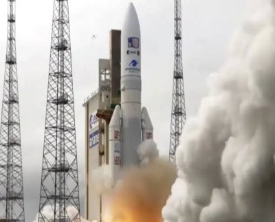 Una nave espacial europea partió en una búsqueda de una década para explorar Júpiter y tres de sus lunas heladas que podrían contener océanos enterrados.