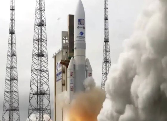 Una nave espacial europea partió en una búsqueda de una década para explorar Júpiter y tres de sus lunas heladas que podrían contener océanos enterrados.